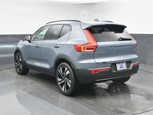 2023 Volvo XC40 B5 Plus Dark Theme