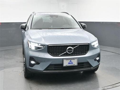 2023 Volvo XC40 B5 Plus Dark Theme