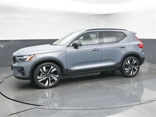 2023 Volvo XC40 B5 Plus Dark Theme