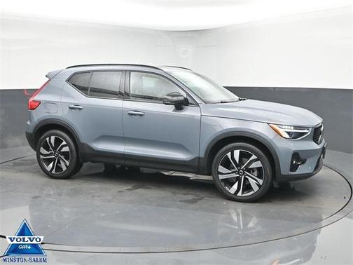 2023 Volvo XC40 B5 Plus Dark Theme