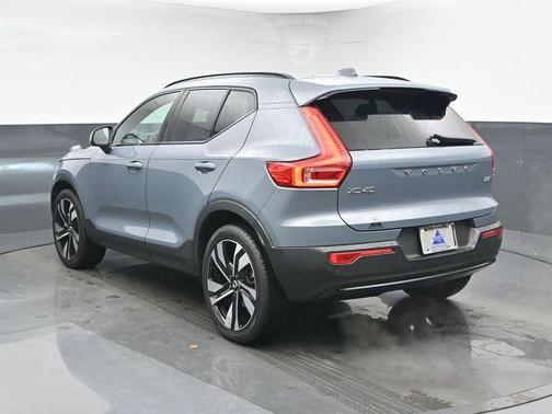2023 Volvo XC40 B5 Plus Dark Theme