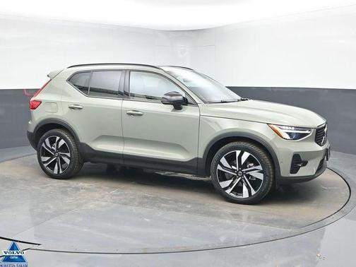 2023 Volvo XC40 B5 Plus Dark Theme
