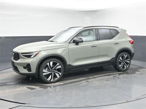 2023 Volvo XC40 B5 Plus Dark Theme