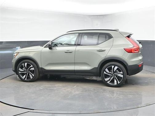 2023 Volvo XC40 B5 Plus Dark Theme