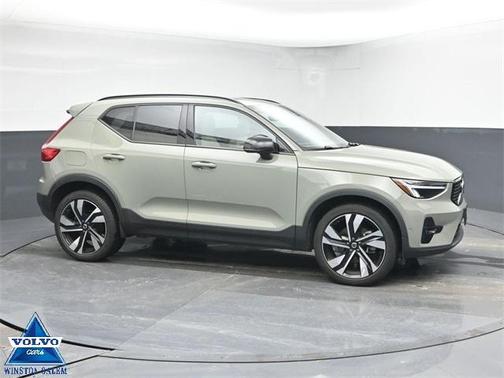 2023 Volvo XC40 B5 Plus Dark Theme