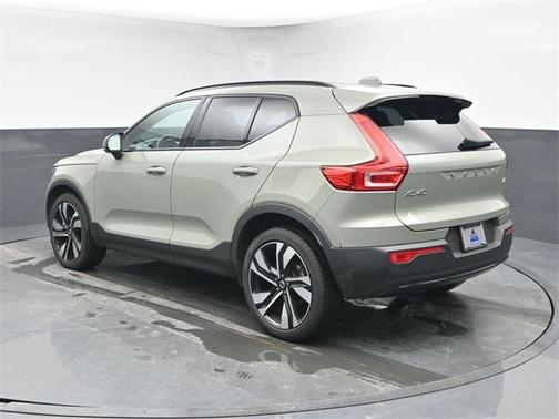 2023 Volvo XC40 B5 Plus Dark Theme