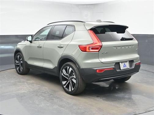 2023 Volvo XC40 B5 Plus Dark Theme