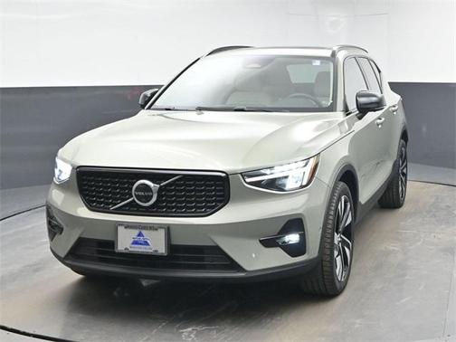2023 Volvo XC40 B5 Plus Dark Theme