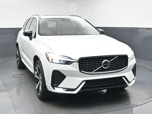 2022 Volvo XC60 B6 R-Design