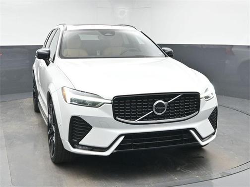 2023 Volvo XC60 B5 Ultimate Dark Theme
