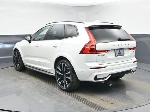 2023 Volvo XC60 B5 Ultimate Dark Theme