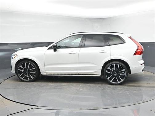 2023 Volvo XC60 B5 Ultimate Dark Theme