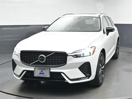 2023 Volvo XC60 B5 Plus Dark Theme