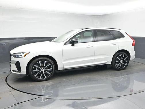 2023 Volvo XC60 B5 Plus Dark Theme