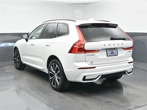 2023 Volvo XC60 B5 Plus Dark Theme