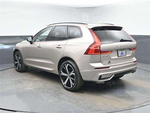 2023 Volvo XC60 B5 Ultimate Dark Theme