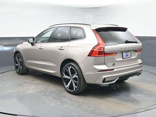 2023 Volvo XC60 B5 Ultimate Dark Theme