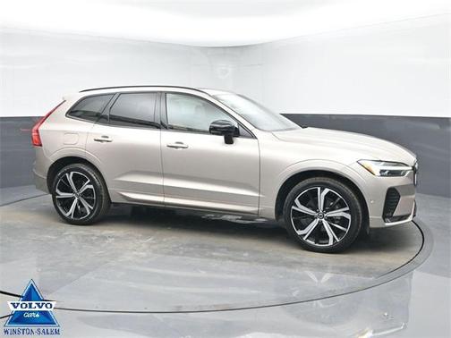 2023 Volvo XC60 B5 Ultimate Dark Theme