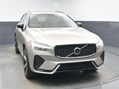 2023 Volvo XC60 B5 Ultimate Dark Theme