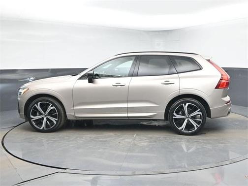 2023 Volvo XC60 B5 Ultimate Dark Theme