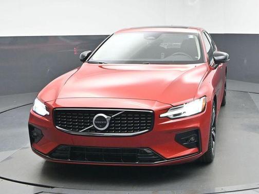 2023 Volvo S60 B5 Plus Dark Theme