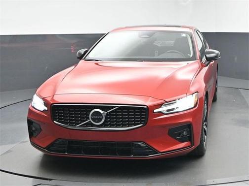 2023 Volvo S60 B5 Plus Dark Theme