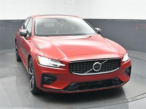 2023 Volvo S60 B5 Plus Dark Theme