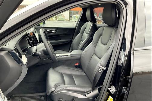 2025 Volvo XC60 B5 Ultra