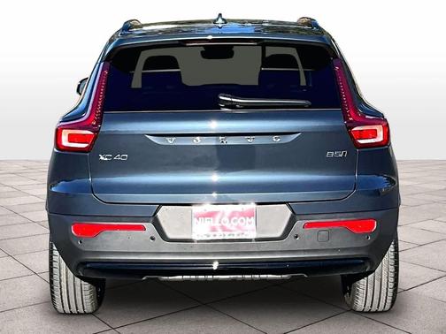 2026 Volvo XC40 Core, B5 AWD Gas (mild hybrid), Dark