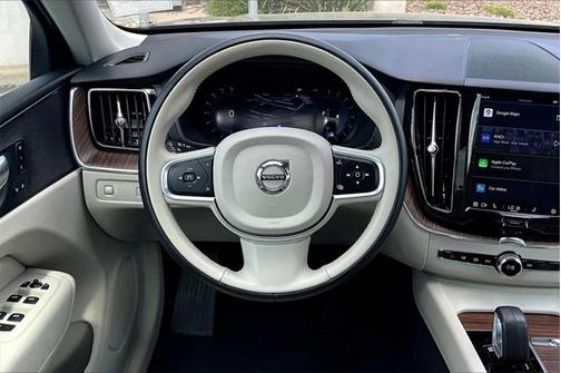 2022 Volvo XC60 Momentum