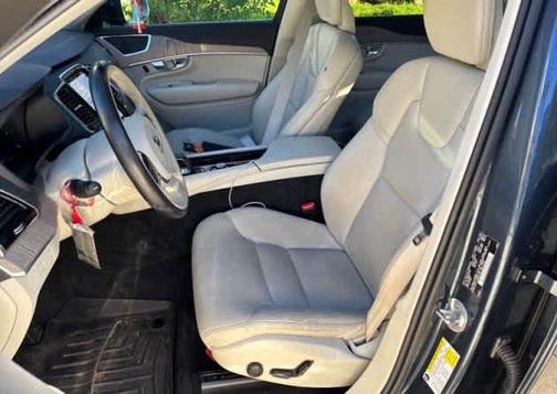 2023 Volvo XC90 B5 Plus