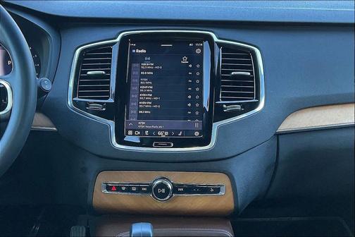 2023 Volvo XC90 B5 Plus