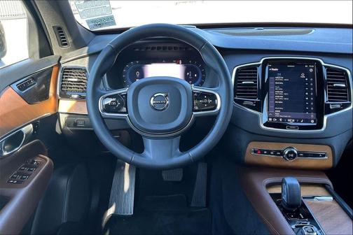 2023 Volvo XC90 B5 Plus