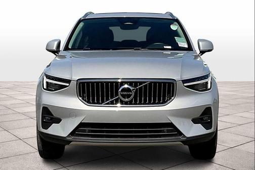2025 Volvo XC40 B5 Plus Bright Theme