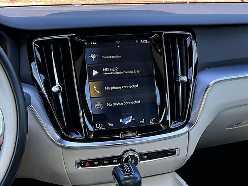 CRYSTAL WHITE 2019 Volvo S60 T5 Momentum
