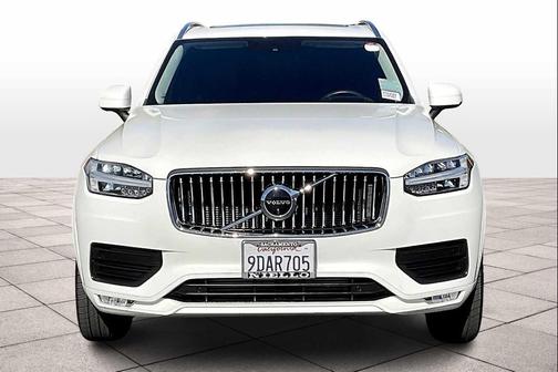 2022 Volvo XC90 T6 Momentum