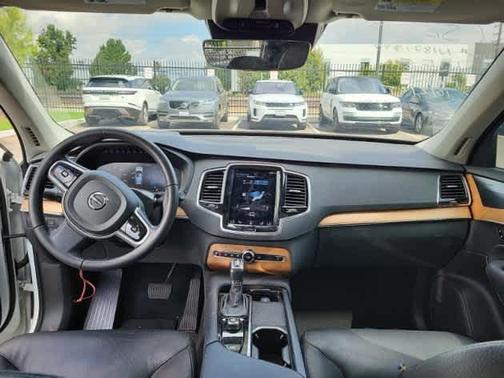 2022 Volvo XC90 T6 Momentum