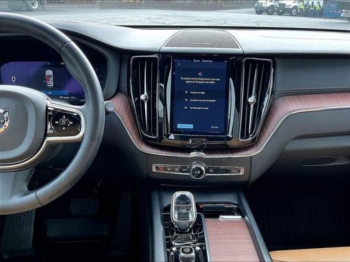 2023 Volvo XC60 B5 Ultimate Dark Theme