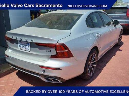 2022 Volvo S60 T5 Momentum