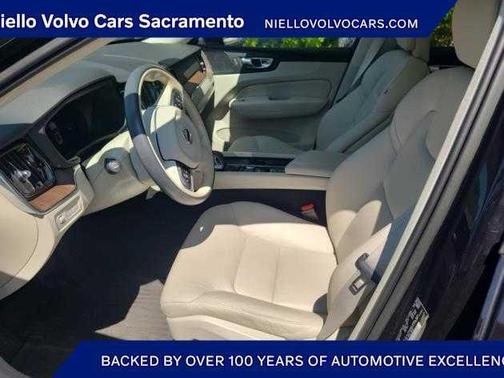 2022 Volvo XC60 Recharge Plug-In Hybrid T8 Inscription Expression