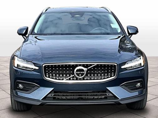 2025 Volvo V60 Cross Country Plus, B5 AWD Gas (mild hybrid)