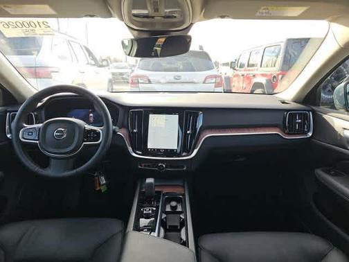 2025 Volvo V60 Cross Country Plus, B5 AWD Gas (mild hybrid)