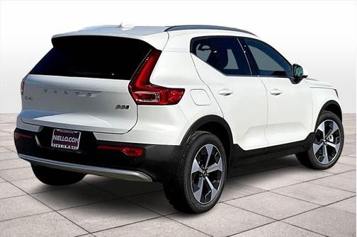 2025 Volvo XC40 B5 Core Bright Theme