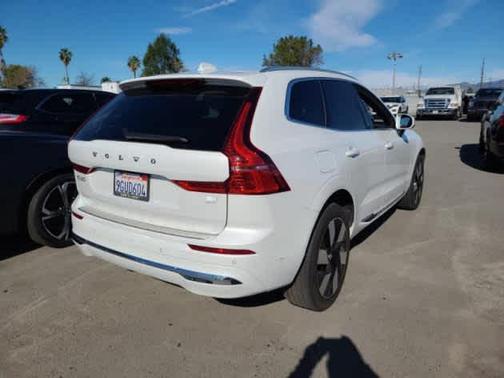 2023 Volvo XC60 Recharge Plug-In Hybrid T8 Plus Bright Theme