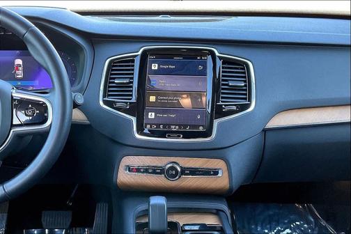 2023 Volvo XC90 B5 Plus