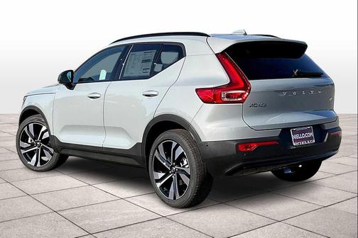 2025 Volvo XC40 B5 Plus Dark Theme