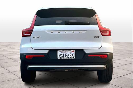 2025 Volvo XC40 B5 Core Bright Theme