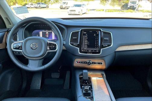 2025 Volvo XC90 Plug-In Hybrid T8 Plus 6-Seater