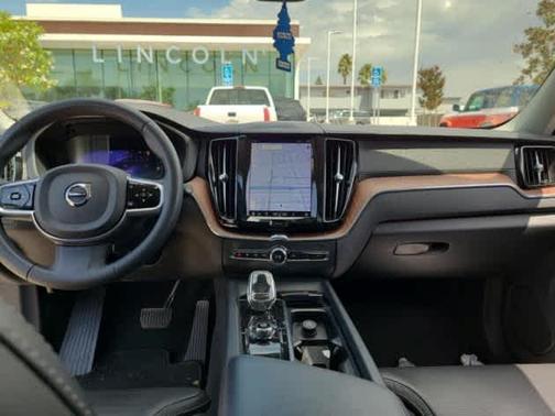2023 Volvo XC60 Recharge Plug-In Hybrid T8 Ultimate Bright Theme