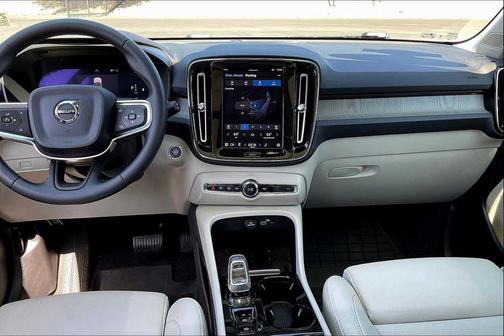 2024 Volvo XC40 B5 Plus Bright Theme